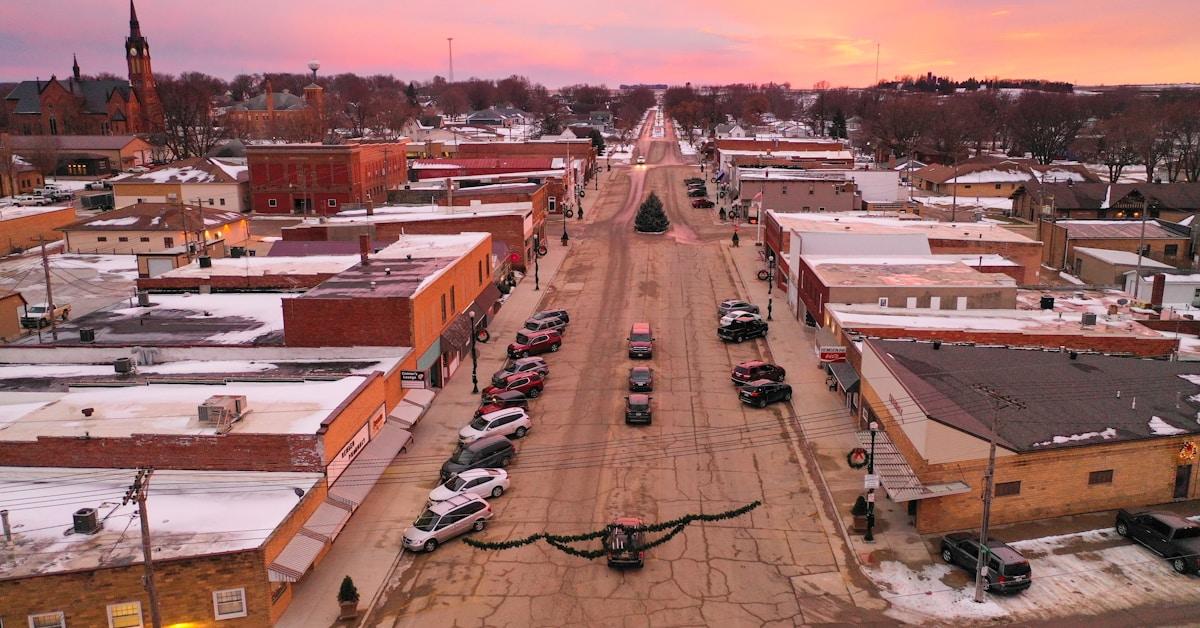 Seguro de auto Woodburn Oregon — familia latina con su carro